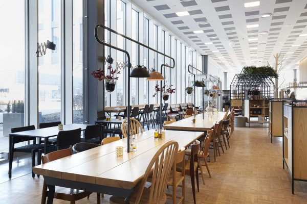 Foto av langbord på restaurant